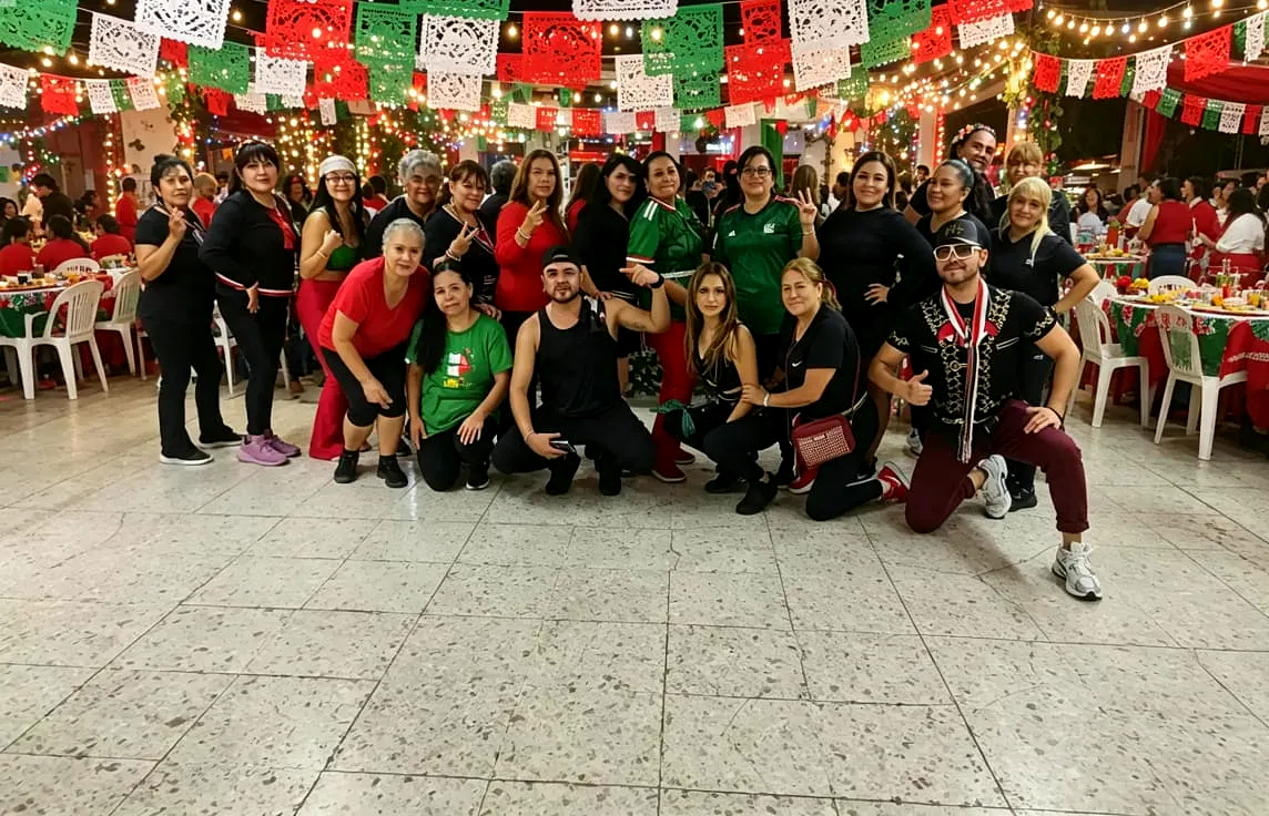 Clase especial con papel picado y decoración mexicana