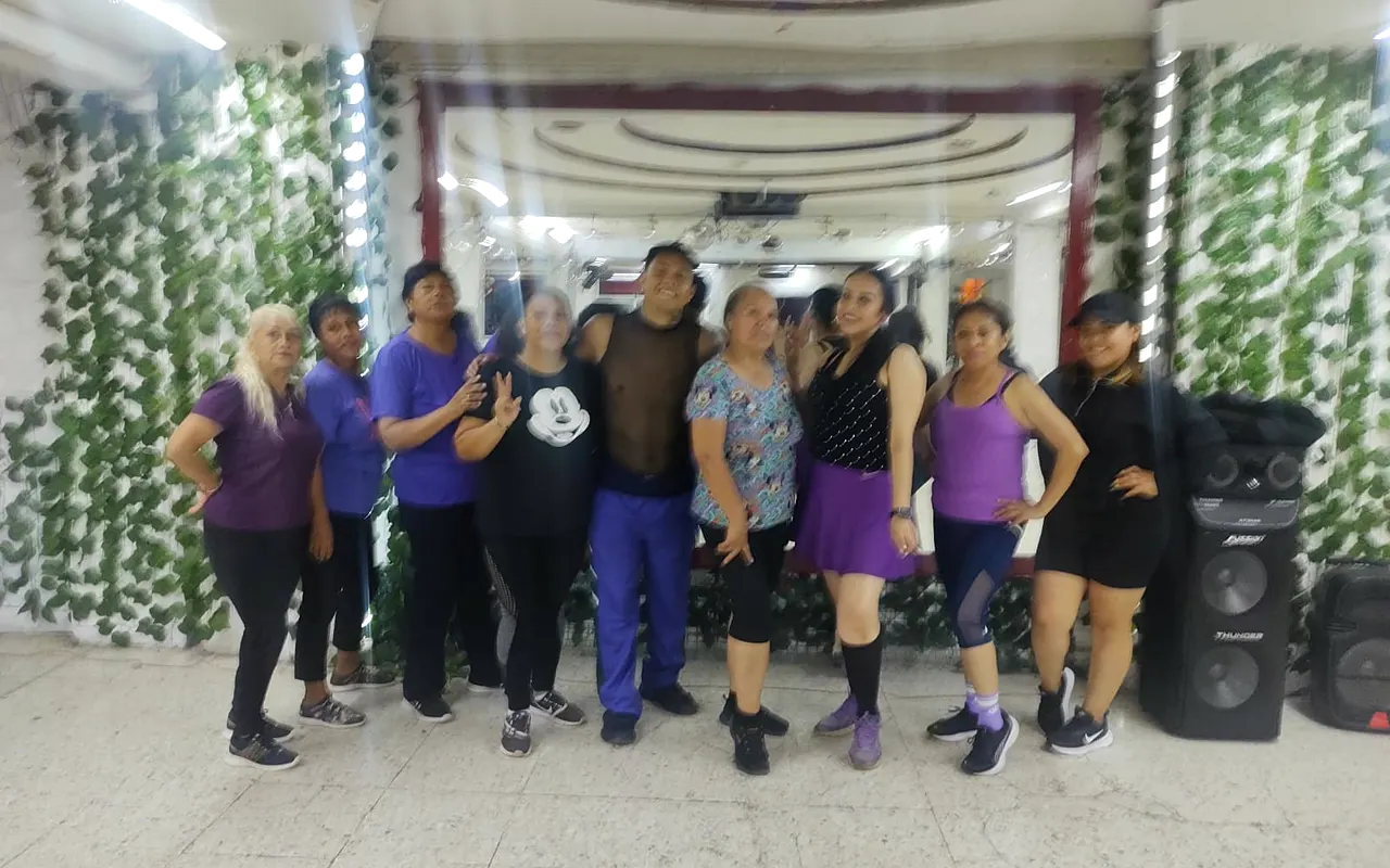 Grupo vestido de morado y negro después de bailar