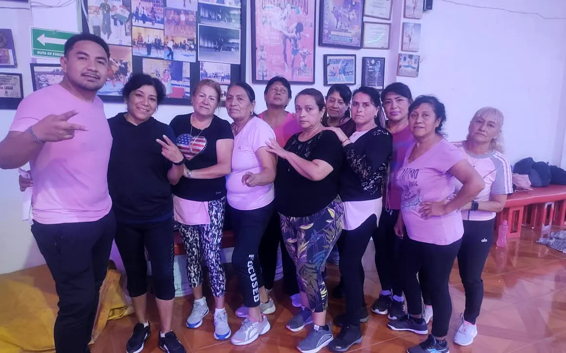 Alumnas de rosa y negro con el instructor