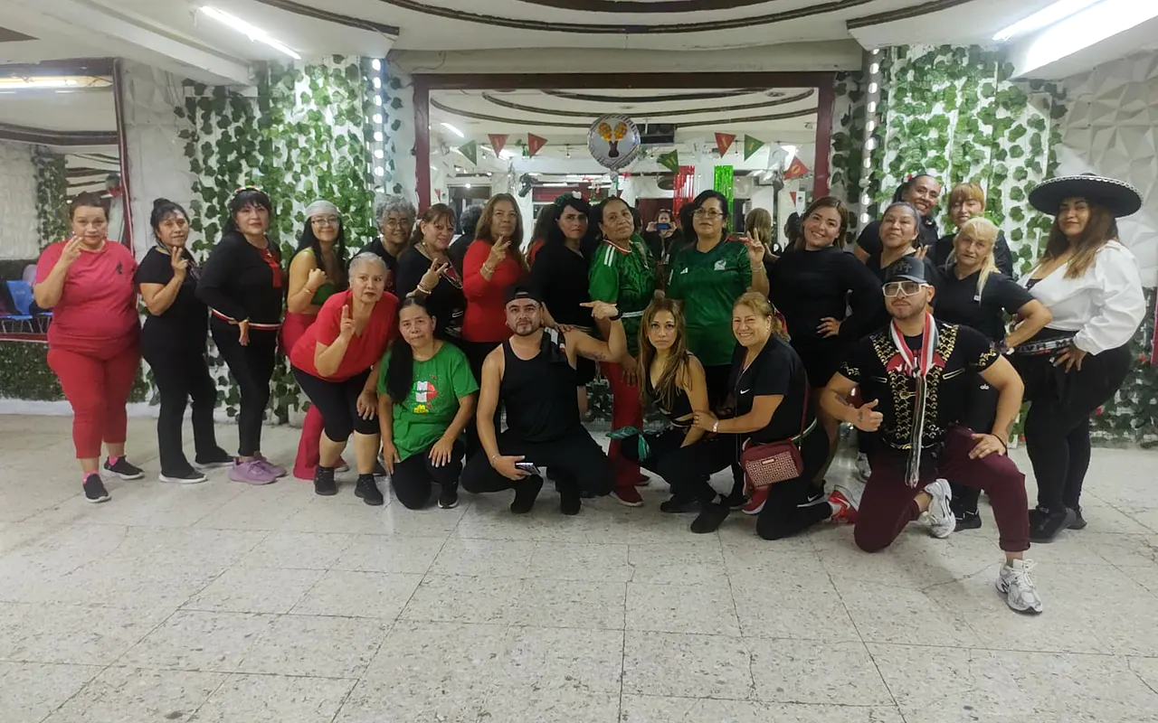 Grupo con ropa verde, blanca y roja en noche mexicana